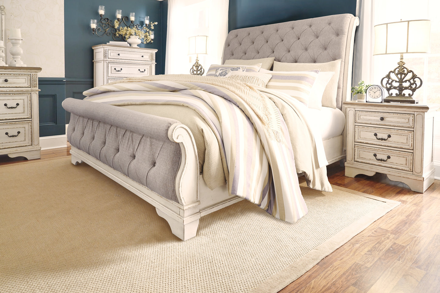 Realyn Sleigh Bed