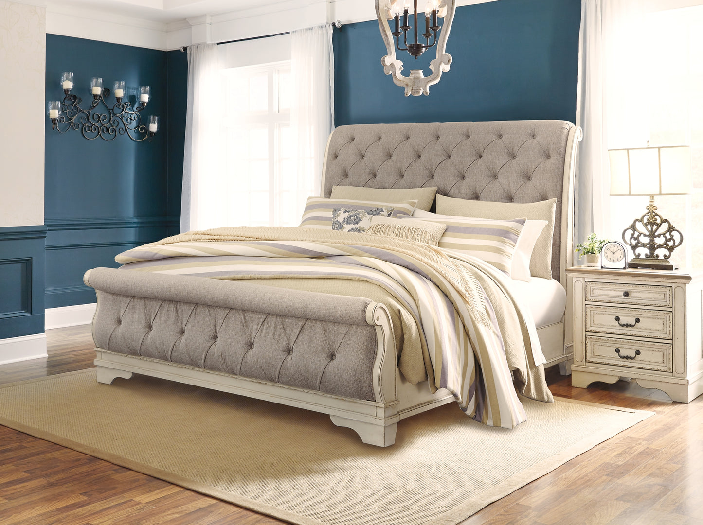 Realyn Sleigh Bed